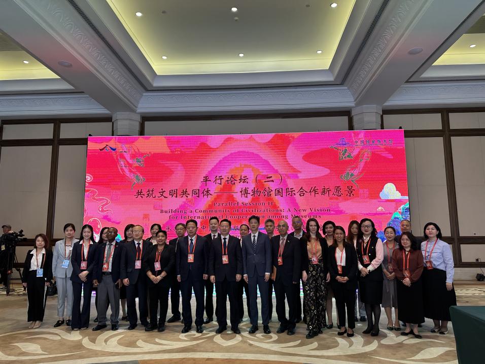 5月30日，“共筑文明共同體——博物館國際合作新愿景”平行論壇在甘肅敦煌舉行。圖為中外專家合影留念。（中新社記者丁思 攝）