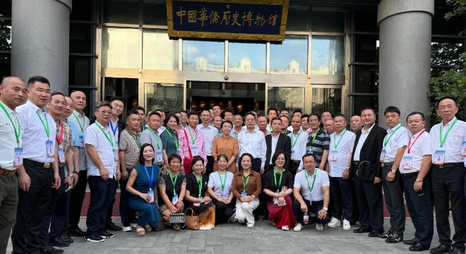 重溫抗戰(zhàn)歷史 緬懷華僑先烈 參加觀禮的僑界嘉賓參觀“萬里同心”特展