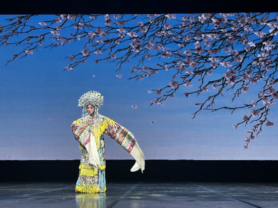 京劇梅派傳人胡文閣一曲《梨花頌》，博得滿堂喝彩。人民日?qǐng)?bào)記者 時(shí)元皓攝