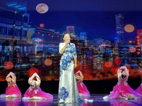 中國(guó)一級(jí)演員吳春燕帶來(lái)一曲《燈火里的中國(guó)》，讓在場(chǎng)觀看的華僑華人心潮澎湃、齊聲合唱。人民日?qǐng)?bào)記者 陳海琪攝