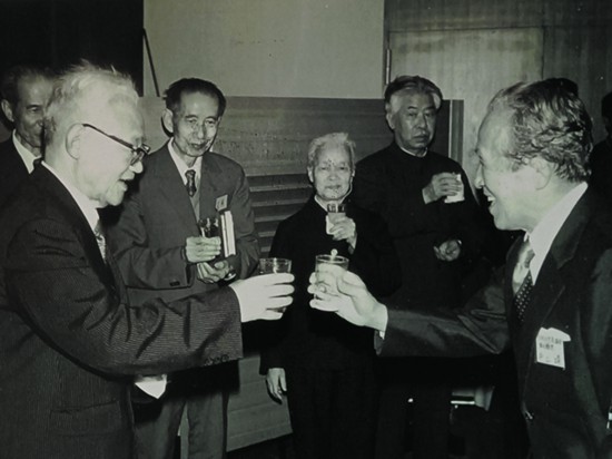 中國(guó)作家代表團(tuán)在歡迎酒會(huì)上.jpg