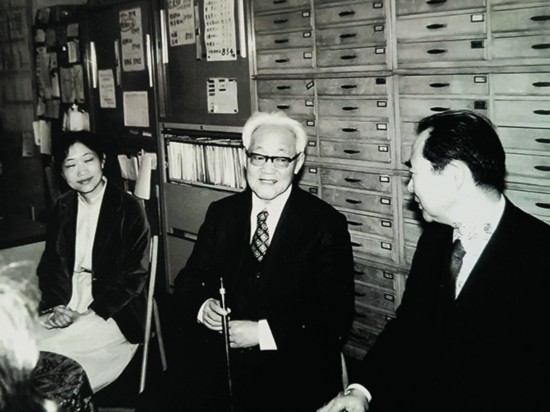 巴老訪問(wèn)日中文化交流協(xié)會(huì)事務(wù)局左起李小林、巴老、白土吾夫.jpg