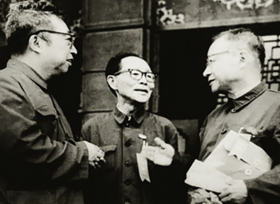 吳學(xué)周（中）與唐敖慶、王大珩交談。.jpg