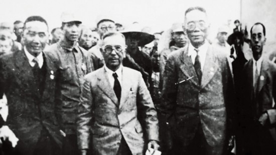 南洋華僑慰勞團(tuán)陳嘉庚（前左二）、李鐵民（前左一）、侯西反（前右二）等人抵達(dá)延安時(shí)留影.jpg