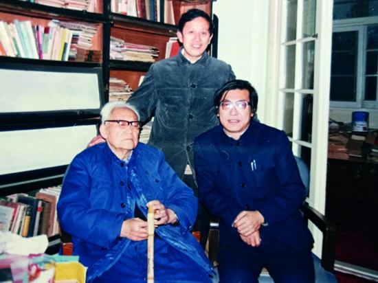 在巴老書(shū)房左起巴金、徐鈐（上海作協(xié)外聯(lián)室主任）、作者.jpg